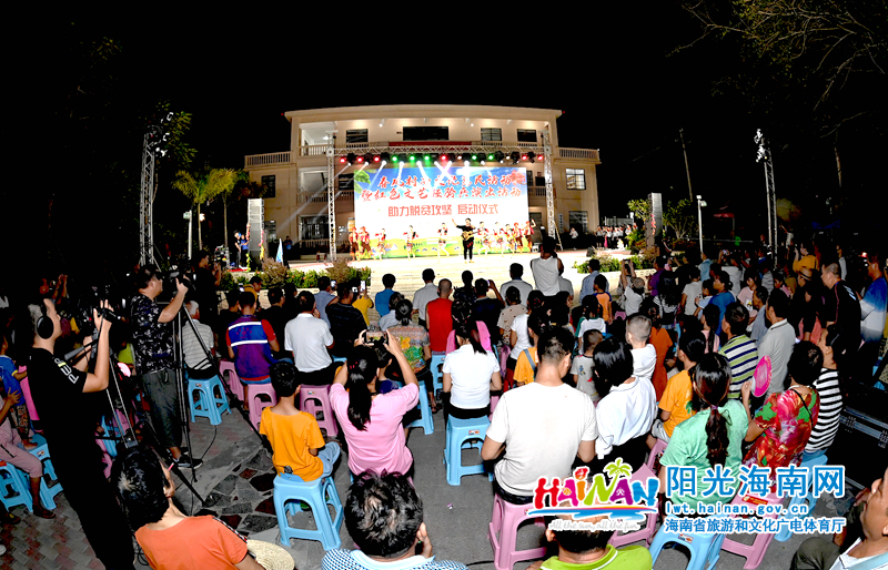 儋州市大成镇新风村文化展演大舞台现场，群众观看表演。