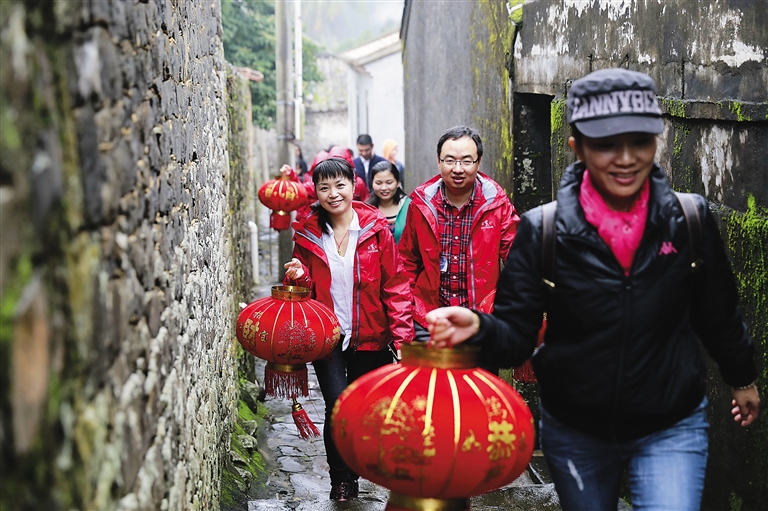 过年了，给村民送灯笼去。本报记者 张茂 摄.jpg