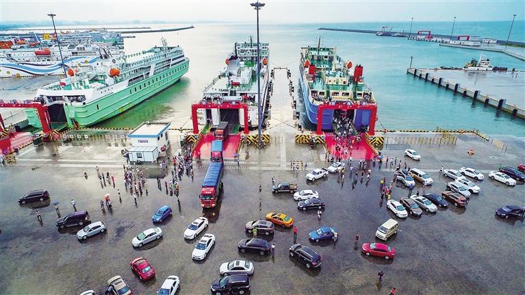  海口市新海港，进出港口的车辆和旅客有序上船下船。 海南日报记者 陈元才 摄（资料图）.jpg