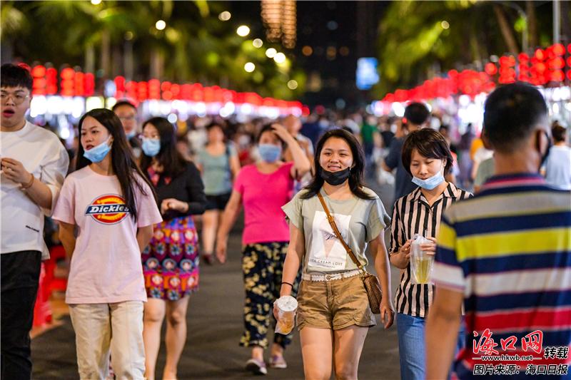 海口不断丰富夜间消费形态。图为海大南门夜市恢复营业后吸引了众多市民消费。记者 康登淋 摄.jpg