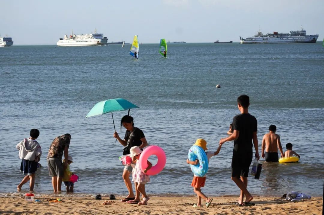 海口市国家帆船基地公共码头附近海滩成为亲子乐园。石中华 摄