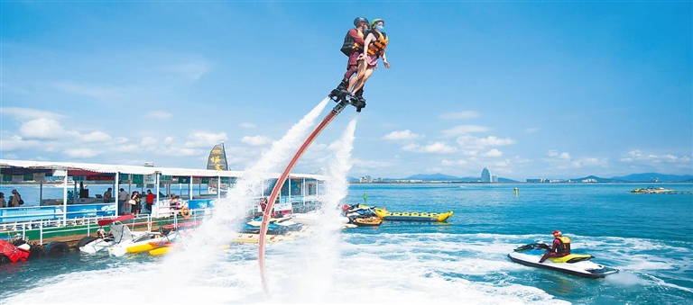 游客在三亚蜈支洲岛旅游区体验水上项目,感受海洋魅力记者 武威 摄